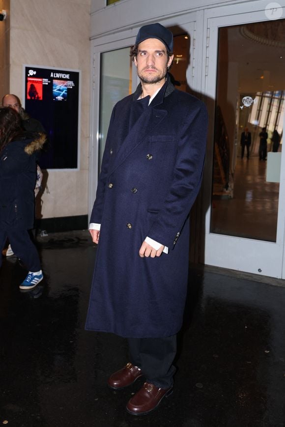L'acteur n'aime pas vraiment parler de lui

Paris, FRANCE L'acteur Louis Garrel a fait une apparition remarquée à la première de Costumes Paris, portant d'élégantes chaussures brunes Dior. Backgrid USA / Bestimage