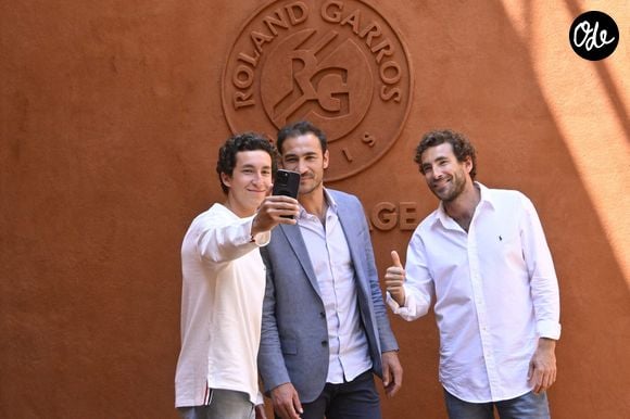 Louis Kretz, Valentin Kretz et Martin Kretz en tournage au village lors des Internationaux de France de tennis de Roland Garros 2024, à Paris, France, le 1er juin 2024.

© Chryslene Caillaud/Panoramic/Bestimage