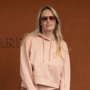 Loin des régimes restrictifs et souvent à effet yo-yo, l'ex-top model privilégie les aliments "santé" pour booster son énergie et ralentir les effets du temps. 

Estelle Lefébure au village lors des Internationaux de France de Tennis de Roland Garros 2025, à Paris, France, le 5 Juin 2025. © Jacovides-Moreau/Bestimage