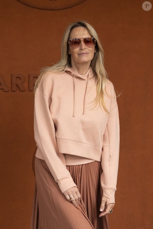 Loin des régimes restrictifs et souvent à effet yo-yo, l'ex-top model privilégie les aliments "santé" pour booster son énergie et ralentir les effets du temps. 

Estelle Lefébure au village lors des Internationaux de France de Tennis de Roland Garros 2025, à Paris, France, le 5 Juin 2025. © Jacovides-Moreau/Bestimage