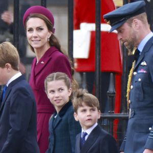 George, Charlotte et Louis ont même eu la chance de rencontrer Dominic McLaughlin, le jeune acteur qui joue Harry dans la série.

Le prince William, Kate Middleton avec leurs enfants le prince George de Galles, la princesse Charlotte de Galles et le prince Louis de Galles lors du 80e anniversaire de la victoire à Buckingham, le 5 mai 2025.

Photo : Mirrorpix / Bestimage