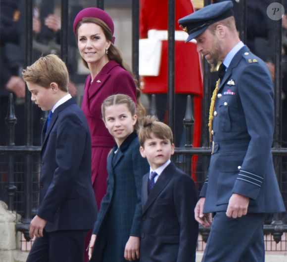 George, Charlotte et Louis ont même eu la chance de rencontrer Dominic McLaughlin, le jeune acteur qui joue Harry dans la série.

Le prince William, Kate Middleton avec leurs enfants le prince George de Galles, la princesse Charlotte de Galles et le prince Louis de Galles lors du 80e anniversaire de la victoire à Buckingham, le 5 mai 2025.

Photo : Mirrorpix / Bestimage
