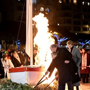 Le prince Albert II de Monaco, sa femme la princesse Charlene de Monaco, leurs enfants le prince héréditaire Jacques, marquis des Baux, la princesse Gabriella, comtesse de Carladès, sont au Quai Antoine 1er au port Hercule pour le traditionel embrasement de la barque. © Bruno Bebert / Bestimage