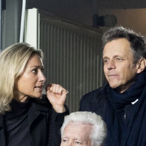 Le 26 juin dernier, Anne-Sophie Lapix a présenté son dernier JT au 20 heures de France 2.

Anne Sophie Lapix et Arthur Sadoun - Personnalités à la finale de la coupe du monde de rugby Afrique du Sud / Nouvelle Zélande (12 - 11) au stade de France à Saint-Denis.