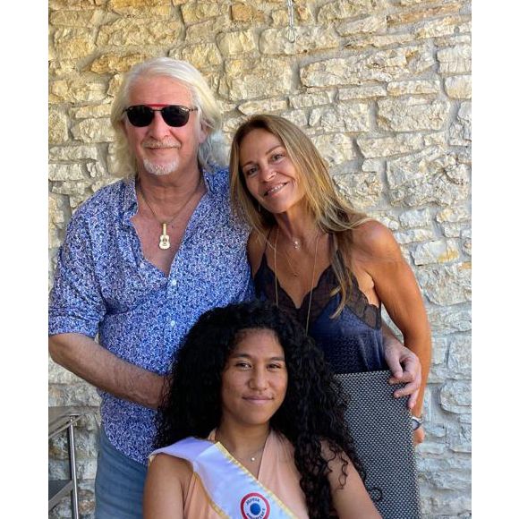 La petite famille est apparue le sourire aux lèvres.

Patrick Sébastien prend la pose avec sa femme Nana et leur fille adoptive Lily.