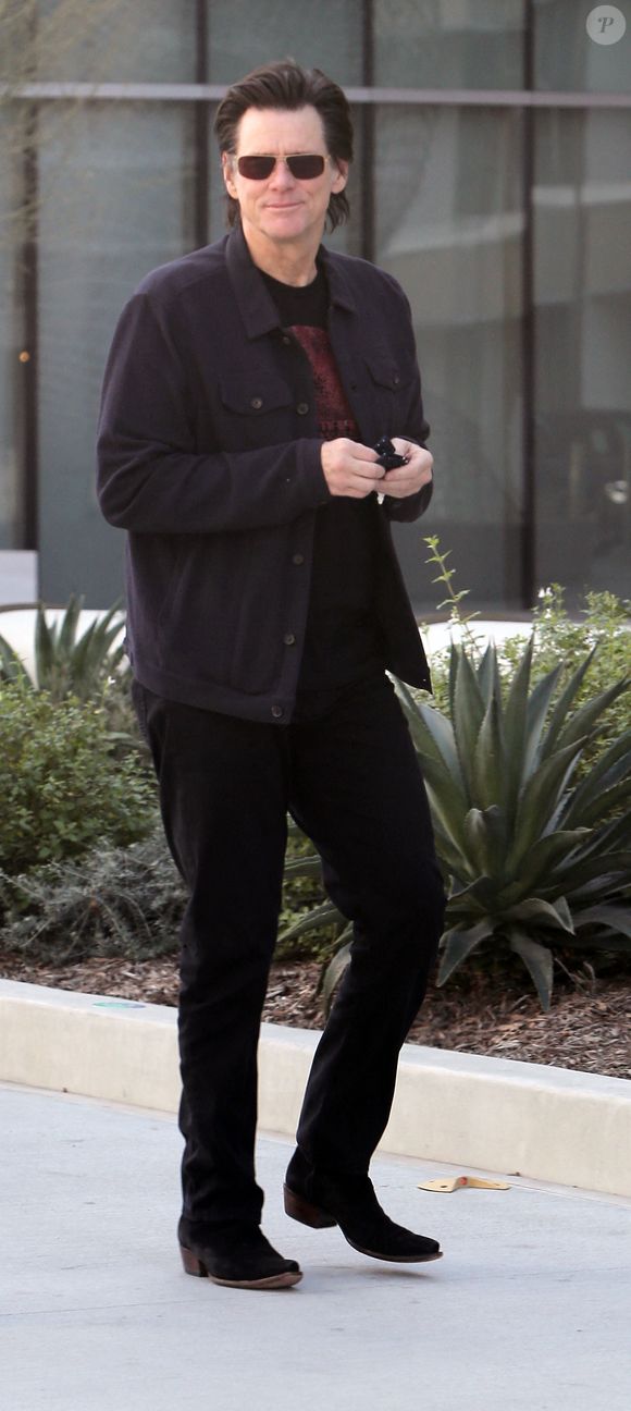 Jim Carrey, accompagné d'une femme, à Los Angeles, Californie, Etats-Unis, le 27 janvier 2022.

© Coleman-Rayner / Bestimage
