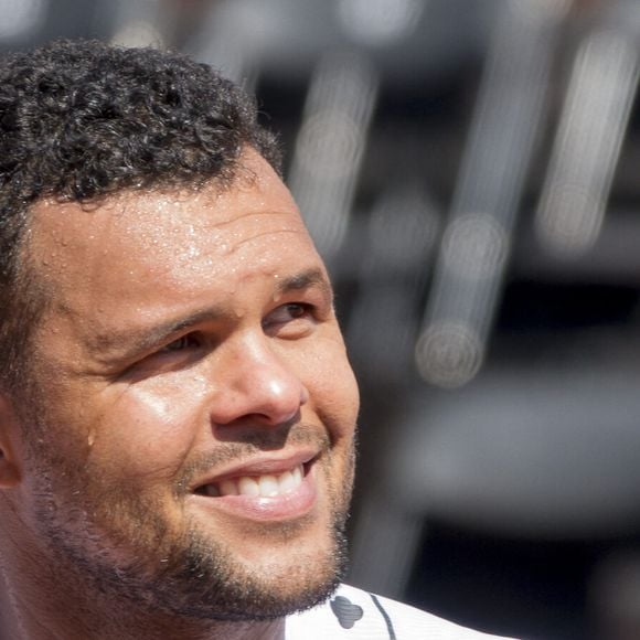 Le Français Jo-Wilfried Tsonga, éliminé lors de l'Open Parc d'Auvergne Rhône Alpes à Lyon, s'apprête à faire ses adieux au tennis après Roland Garros. Sous le regard de sa femme Noura et son fils Sugar, le champion de tennis de 37 ans a été battu par le Slovaque Alex Molcan (6-4, 6-4). Le 16 mai 2022. 
© Sandrine Thesillat / Panoramic / Bestimage