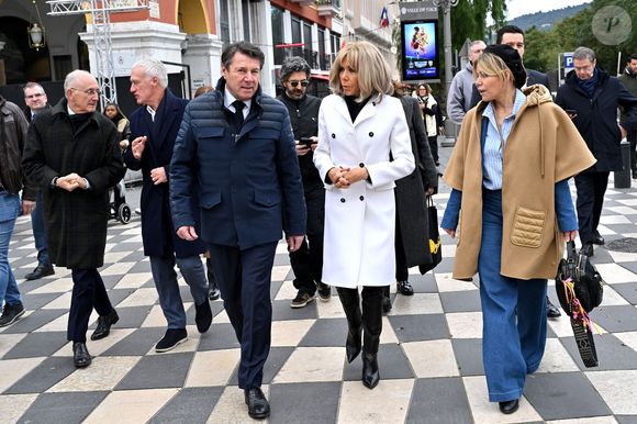 Clôture de l'opération de collecte de fonds "Pièces Jaunes", destinée à améliorer la vie des enfants hospitalisés, au Jardin Albert 1er, à Nice, France, le 7 février  2025, en présence de la Première dame française, Brigitte Macron, la présidente de la Fondation Hôpitaux de Paris-Hôpitaux de France, du sélectionneur de l'équipe de France de football, Didier Deschamps le parrain de l'opération Pièces Jaunes, de Christian Estrosi, le maire de Nice, sa femme, Laura Tenoudji Estrosi, d'Anne Barrère, la vice-présidente de la Fondation Hôpitaux de Paris-Hôpitaux de France, Philippe Wahl, le président-directeur général du Groupe La Poste, de José Cobos, ancien capitaine de l'OGC Nice et conseiller municipal de la ville de Nice délégué à l'évènementiel sportif, et du compositeur du morceau caritatif "Les P'tits Soleils", l'hymne des Pièces Jaunes, John Mamann. Ce titre a été chanté sur la scène par Eugie, Sab, Julien Esmée, Vernis Rouge... et les personnalités. Mme Macron et Didier Deschamps ont fait, comme à leur habitude, le tour des diffèrents stands des associations et des partenaires, comme Carrefour, la Fondrtion Lenval, le CHU, la Poste et la Banque de France où ils ont fait la pesée des pièces jaunes... mais l'arrêt le plus surprenant fut sur le stand du Nice Azur Boxe où le coach des Bleus et Mme Macron n'ont pas hésité à mettre les gants pour quelques échanges avec les boxeurs présents.  © Bruno Bebert/Bestimage
