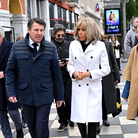 Clôture de l'opération de collecte de fonds "Pièces Jaunes", destinée à améliorer la vie des enfants hospitalisés, au Jardin Albert 1er, à Nice, France, le 7 février  2025, en présence de la Première dame française, Brigitte Macron, la présidente de la Fondation Hôpitaux de Paris-Hôpitaux de France, du sélectionneur de l'équipe de France de football, Didier Deschamps le parrain de l'opération Pièces Jaunes, de Christian Estrosi, le maire de Nice, sa femme, Laura Tenoudji Estrosi, d'Anne Barrère, la vice-présidente de la Fondation Hôpitaux de Paris-Hôpitaux de France, Philippe Wahl, le président-directeur général du Groupe La Poste, de José Cobos, ancien capitaine de l'OGC Nice et conseiller municipal de la ville de Nice délégué à l'évènementiel sportif, et du compositeur du morceau caritatif "Les P'tits Soleils", l'hymne des Pièces Jaunes, John Mamann. Ce titre a été chanté sur la scène par Eugie, Sab, Julien Esmée, Vernis Rouge... et les personnalités. Mme Macron et Didier Deschamps ont fait, comme à leur habitude, le tour des diffèrents stands des associations et des partenaires, comme Carrefour, la Fondrtion Lenval, le CHU, la Poste et la Banque de France où ils ont fait la pesée des pièces jaunes... mais l'arrêt le plus surprenant fut sur le stand du Nice Azur Boxe où le coach des Bleus et Mme Macron n'ont pas hésité à mettre les gants pour quelques échanges avec les boxeurs présents.  © Bruno Bebert/Bestimage