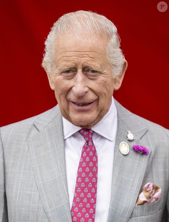 Cette polémique survient alors que le Royaume-Uni traverse une crise du coût de la vie, et que Charles III lui-même a prôné la réduction des dépenses royales.

Le roi Charles III d'Angleterre et Camilla Parker Bowles, reine consort d'Angleterre, arrivent en calèche pour leur visite au Flower Show 2025 de Sandringham, Royaume Uni, le 23 juillet 2025. © GoffPhotos/Bestimage