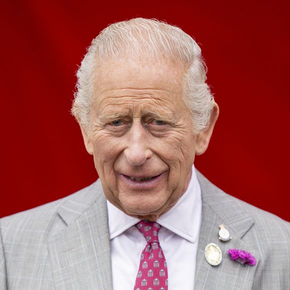 Cette polémique survient alors que le Royaume-Uni traverse une crise du coût de la vie, et que Charles III lui-même a prôné la réduction des dépenses royales.

Le roi Charles III d'Angleterre et Camilla Parker Bowles, reine consort d'Angleterre, arrivent en calèche pour leur visite au Flower Show 2025 de Sandringham, Royaume Uni, le 23 juillet 2025. © GoffPhotos/Bestimage