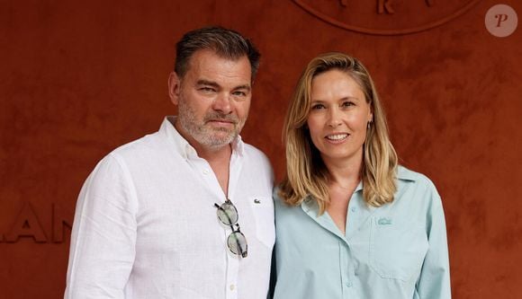 “Elle est revenue avec la bague au doigt”, ajoute l’acteur à propos de Lilou Fogli
Clovis Cornillac et sa femme Lilou Fogli au village lors des Internationaux de France de tennis de Roland Garros 2023, à Paris, France, le 11 juin 2023. © Jacovides-Moreau/Bestimage