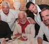 D’autres stars comme Kylie Minogue, Jean-Paul Belmondo ou Jean Dujardin viennent y savourer des plats simples comme la pizza Margherita ou le poulet rôti. 

Aldo Maccione, Mamo, Jean-Paul Belmondo et Jean Dujardin - People posent dans le restaurant de Mamo, "Le Michelangelo" à Antibes le 19 décembre 2012. Patrick Clemente / Nice Matin / Bestimage