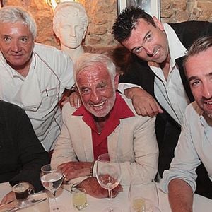 D’autres stars comme Kylie Minogue, Jean-Paul Belmondo ou Jean Dujardin viennent y savourer des plats simples comme la pizza Margherita ou le poulet rôti. 

Aldo Maccione, Mamo, Jean-Paul Belmondo et Jean Dujardin - People posent dans le restaurant de Mamo, "Le Michelangelo" à Antibes le 19 décembre 2012. Patrick Clemente / Nice Matin / Bestimage