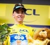 Acclamé par la foule le remerciant pour ses 14 ans de carrière, Romain Bardet a même eu droit aux félicitations de son père Philippe qui l'attendait à l'arrivée.

Français Romain Bardet de l'équipe DSM-Firmenich PostNL portant le maillot jaune de leader au classement par points célèbre sur le podium après la première étape du Tour de France cycliste 2024, de Florence, Italie à Rimini, Italie (206 km) le samedi 29 juin 2024. La 111e édition du Tour de France débutera le samedi 29 juin et s'achèvera à Nice, en France, le 21 juillet. Photo par ABACAPRESS.COM