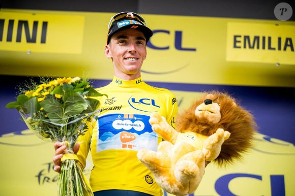 Acclamé par la foule le remerciant pour ses 14 ans de carrière, Romain Bardet a même eu droit aux félicitations de son père Philippe qui l'attendait à l'arrivée.

Français Romain Bardet de l'équipe DSM-Firmenich PostNL portant le maillot jaune de leader au classement par points célèbre sur le podium après la première étape du Tour de France cycliste 2024, de Florence, Italie à Rimini, Italie (206 km) le samedi 29 juin 2024. La 111e édition du Tour de France débutera le samedi 29 juin et s'achèvera à Nice, en France, le 21 juillet. Photo par ABACAPRESS.COM
