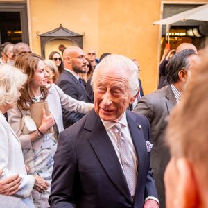 Le roi Charles III d'Angleterre et Camilla Parker Bowles, reine consort d'Angleterre, lors d'un bain de foule dans les rues de Rome, le 9 avril 2025. Le couple royal britannique est en voyage officiel de quatre jours en Italie. Zuma Press / Bestimage