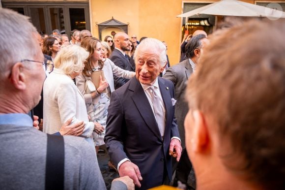 Le roi Charles III d'Angleterre et Camilla Parker Bowles, reine consort d'Angleterre, lors d'un bain de foule dans les rues de Rome, le 9 avril 2025. Le couple royal britannique est en voyage officiel de quatre jours en Italie. Zuma Press / Bestimage