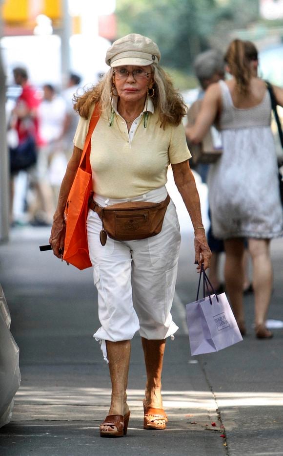 "Ma grand-mère vit dorénavant entre Villefranche-sur-Mer et les Bahamas, précise Stéphanie Renouvin. Elle pratique du sport tous les jours, elle a toute sa tête, elle est vraiment très en forme."

Exclusif - Micheline Roquebrune lors d'un shopping à New York City, NY, USA le 11 septembre 2013. Photo par Luis Guerra/Ramey Agency/ABACAPRESS.COM