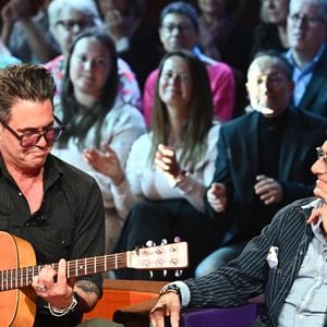 Gérard Lanvin et son fils Manu Lanvin lors du backstage de l'enregistrement de l'émission "Famille je vous aime" aux Studios rive gauche à Paris, France, le 15 avril 2025. © Clovis-Gaffiot/Bestimage