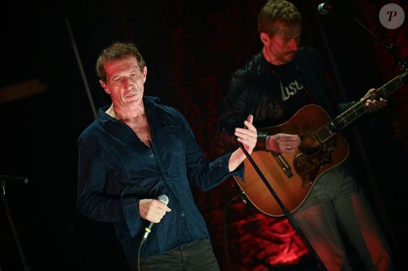 Le chanteur confie ne pas avoir eu peur pour sa vie, mais avoir envisagé la fin de sa carrière.

Miossec en concert sur la scène du Grand théâtre de la Coursive lors des Francofolies de La Rochelle, le 11 juillet 2021, 25 ans après la sortie de son premier album, "Boire".
© MPP / Bestimage