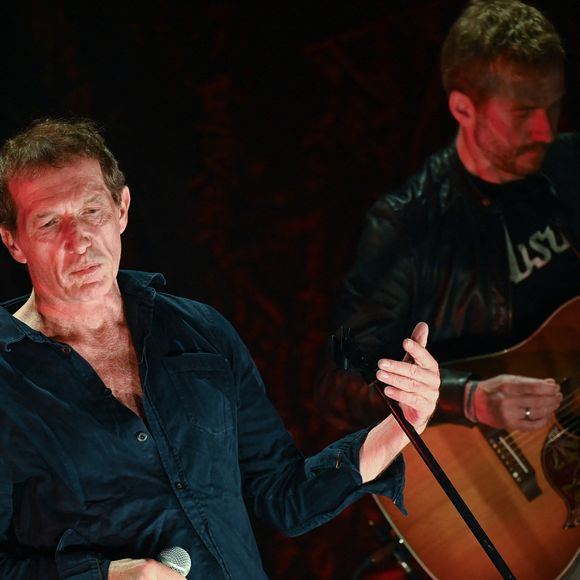 Le chanteur confie ne pas avoir eu peur pour sa vie, mais avoir envisagé la fin de sa carrière.

Miossec en concert sur la scène du Grand théâtre de la Coursive lors des Francofolies de La Rochelle, le 11 juillet 2021, 25 ans après la sortie de son premier album, "Boire".
© MPP / Bestimage