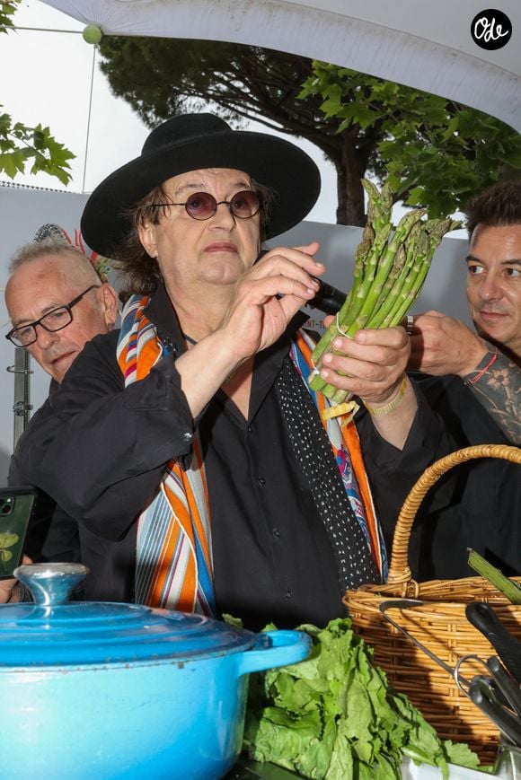Les Chefs à Saint-Tropez fêtent les producteurs 2025 - Les Chefs et les producteurs se retrouvent sur la place des Lices à Saint-Tropez, le 4 mai 2025. Le Chef Marc Veyrat ©Jean-Marc Lhomer / Bestimage.