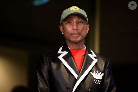 Le rappeur, producteur et créateur de mode américain Pharrell Williams reçoit un diplôme de la directrice générale de l'UNESCO A.Azoulay en tant qu'Ambassadeur de bonne volonté de l'UNESCO pour les arts, l'éducation et l'entreprenariat, au siège de l'UNESCO, à Paris, le 17 décembre 2024. 
© Stéphane Lemouton / Bestimage