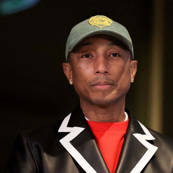 Le rappeur, producteur et créateur de mode américain Pharrell Williams reçoit un diplôme de la directrice générale de l'UNESCO A.Azoulay en tant qu'Ambassadeur de bonne volonté de l'UNESCO pour les arts, l'éducation et l'entreprenariat, au siège de l'UNESCO, à Paris, le 17 décembre 2024. 
© Stéphane Lemouton / Bestimage