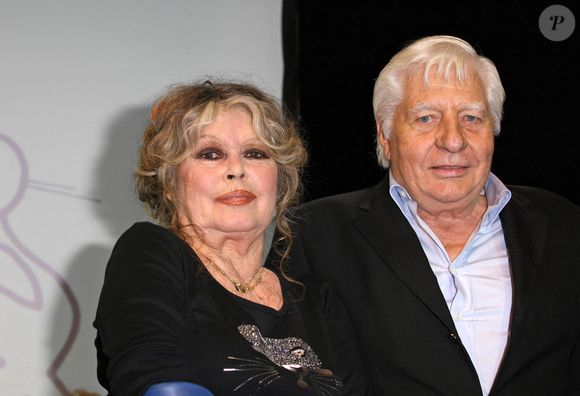 Brigitte Bardot pose avec son ex-mari Gunter Sachs lors de la célébration de "son" double anniversaire, les 20 ans de son association "Fondation Brigitte Bardot", qui lutte pour les droits des animaux, et son propre anniversaire. La fête a lieu au théâtre Marigny à Paris, France, le 28 septembre 2006. Photo par Denis Guignebourg/Abaca