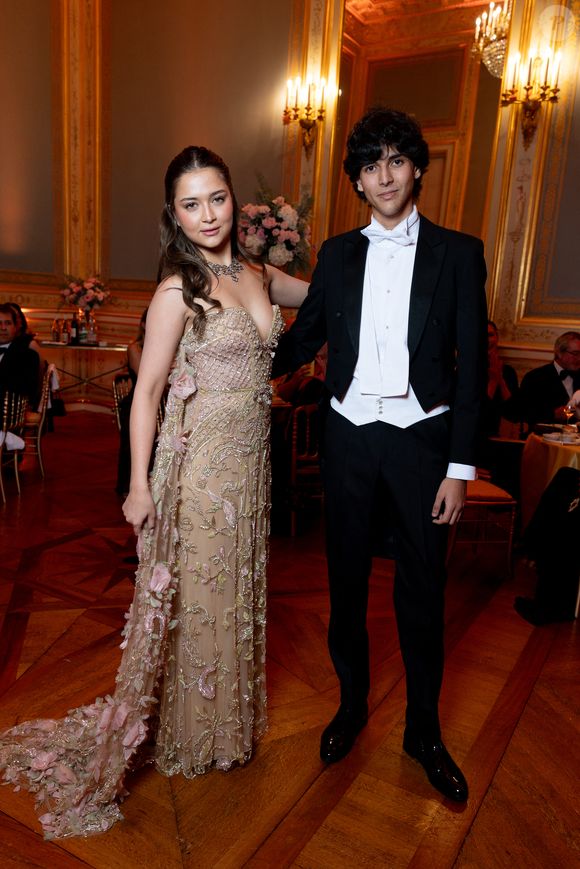 Exclusif - Ella Wadia ( robe Elie Saab Haute Couture ) et son cavalier Anwar Rizk - Défilé au Bal 2025 des débutantes à l’hôtel Shangri-La Paris le 29 novembre 2025. Le Bal / Moreau / Borde / Bestimage
