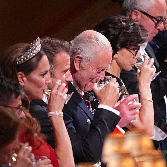 Le roi Charles III et la princesse de Galles Kate Middleton aux côtés d'Emmanuel Macron et de la ministre de la Culture Rachida Dati lors du Banquet d'État organisé en l'honneur du Président français à Londres le mardi 8 juillet 2025. Photo credit should read: Yui Mok/PA Wire