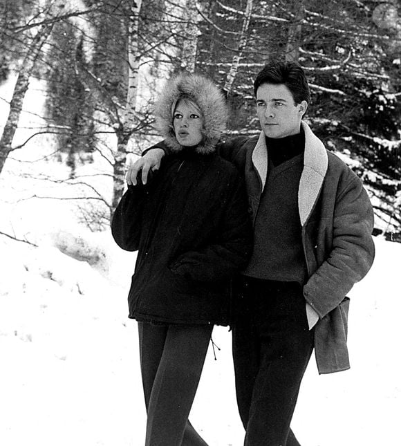 La photo d'archive prise dans les années 1960 montre Brigitte Bardot et son mari Jacques Charrier à Chamonix, en France. . Photo by Globe Photos/Zuma Press/ABACAPRESS.COM
