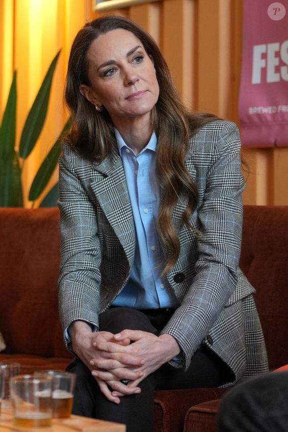 Lors de la visite, Kate Middleton a participé aux activités comme le brassage de bière, mais n’a pas consommé d’alcool.


Le prince William, prince de Galles, et Catherine (Kate) Middleton, princesse de Galles, visitent la brasserie Southwark Brewing Company à Londres.
Kin Cheung/WPA-Pool/Julien Burton via Bestimage