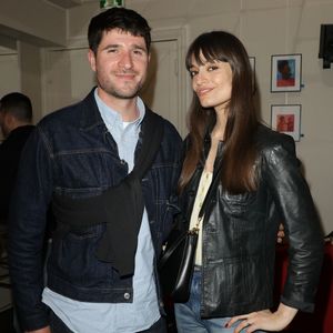 Exclusif - Clara Luciani et un ami lors de la générale de la pièce "Amis pour la vie" au théâtre de l'Oeuvre à Paris le 24 avril 2025. La représentation est suivie d'un cocktail.

© Coadic Guirec / Bestimage