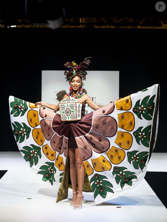 Christophe Bertrand et Nicolas Morin pour La Reine Astrid & le créateur Ricardo Dávila pour Promperú France Modèles portés par Ophély Mézino - Défilé d'ouverture du salon du chocolat 2023 à Paris porte de Versailles en faveur de l’association Mécénat Chirurgie Cardiaque le 27 octobre 2023.

© Perusseau / Veeren / Bestimage