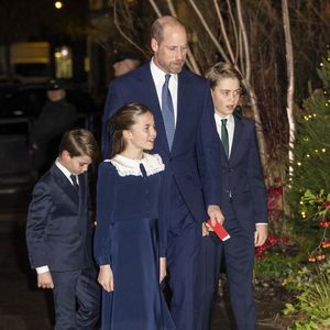 Le prince George, la princesse Charlotte et le prince Louis apparaissent tout sourire.

Londres, ROYAUME-UNI Le prince William (Le prince William, prince de Galles), le prince de Galles, Catherine, princesse de Galles (Catherine "Kate" Middleton, princesse de Galles), le prince George (Le prince George de Galles), le prince Louis (Le prince Louis de Galles) et la princesse Charlotte (La princesse Charlotte de Galles) assistent à la cérémonie de chants "Together At Christmas" à l'abbaye de Westminster.

Backgrid UK/ Bestimage