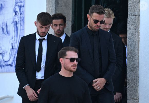 Jordan Henderson quitte les funérailles de Diogo Jota et d'André Silva, célébrées à l'église Matriz de Gondomar, près de Porto. L'attaquant de Liverpool et de l'équipe portugaise est décédé avec son jeune frère André Silva dans l'accident survenu à Zamora jeudi matin. Date de la photo : samedi 5 juillet 2025 © PA Photos/ABACA