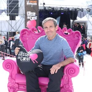 Mais lorsqu'il n'est pas au travail, il endosse son rôle de père de famille.

Exclusif -  David Pujadas lors de la 16 éme édition de 'Glisse en coeur' au Grand Bornand le 22 Mars 2025. © Denis Guignebourg/BestImage