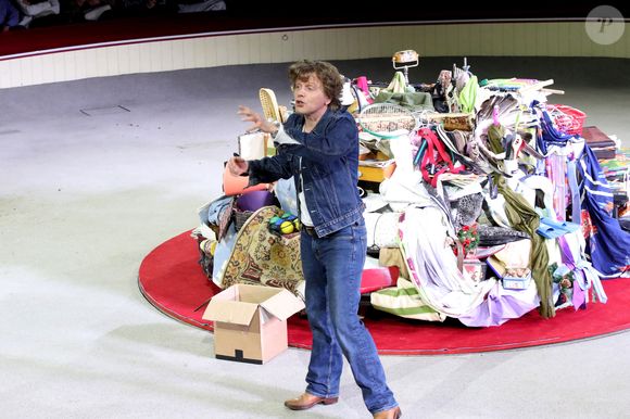 Exclusif - Alex Lutz raconte la vie de son père décédé lors de la Première représentation de son Spectacle « Sexe, grog et rocking chair », au Cirque d'hiver à Paris, France, le 4 Avril 2025.  © Bertrand Rindoff/Bestimage