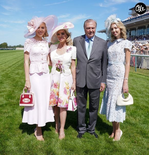 Après ce drame, l'épouse du prince Charles de Bourbon-Siciles et ses deux filles ont chacune choisi des images personnelles pour accompagner leurs pensées à l'attention de cette amie.

S.A.R. le Prince Charles de Bourbon des Deux-Siciles, S.A.R. la Princesse Camilla de Bourbon des Deux-Siciles, S.A.R. la Princesse Maria Carolina de Bourbon des Deux-Siciles, S.A.R. la Princesse Maria Chiara de Bourbon des Deux-Siciles - Prix de Diane Longines 2026 à l'Hippodrome de Chantilly le 14 juin 2026.
© Anne-Sophie Guebey / Bestimage