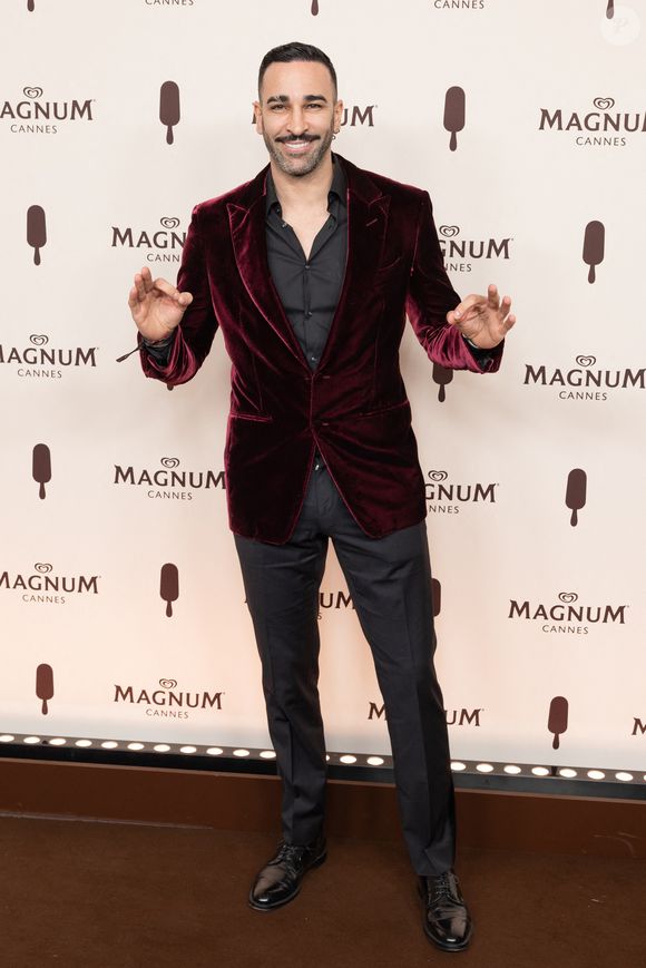 Sur une première vidéo, on peut voir Adil Rami et Louana Franco dans les rues de Cannes

Adil Rami - Photocall de la Plage Magnum lors du 78ème Festival de Cannes le 15 mai 2025. © Jeremy Melloul/Bestimage