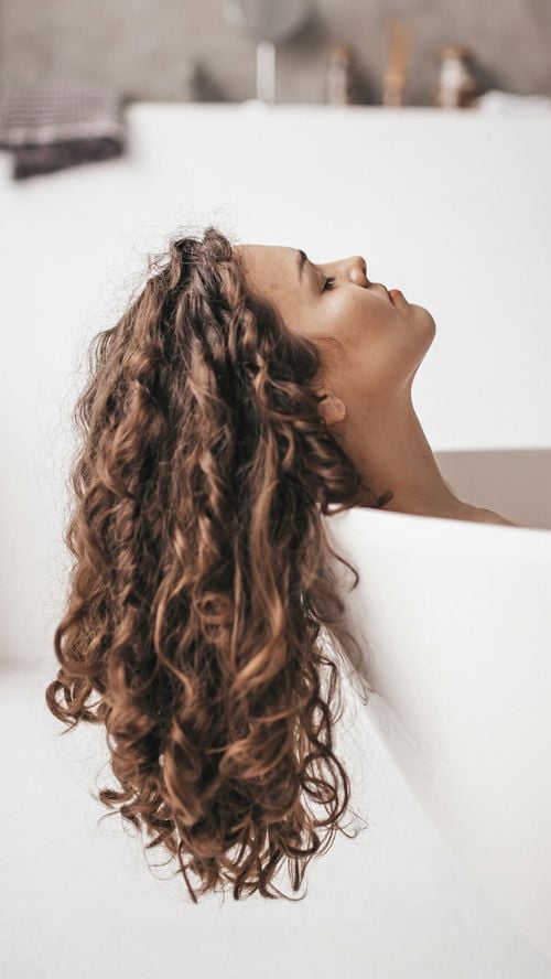 Bonnet en satin ou en soie : lequel adopter pour des cheveux en bonne santé ?