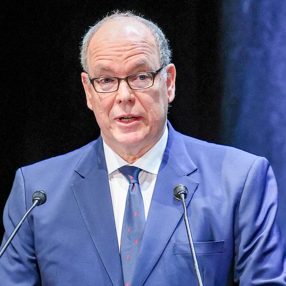 Albert de Monaco a vécu un coup dur ce mardi
Le prince Albert II de Monaco a participé à la séance d'ouverture du Medmun (Mediterranean Model United Nations) au Grimaldi Forum à Monaco, accompagné par Luis Vassy, le directeur de Science Po Paris, Eléonore Blanchet, la secrétaire générale du MEDMUN , et Nasser Kamel, le secrétaire général de l'union pour la Méditerranée. 
Cet événement permet la simulation d'une conférence des Nations Unies (MUN). Un genre de jeu de rôle, très prisé des écoles en science politique, qui permet de se familiariser avec le fonctionnement des organisations internationales et de développer ses connaissance dans le domaine de l'actualité. C'est une conférence annuelle qui rassemble 500 étudiants pour trois jours d'immersion dans le monde de la diplomatie. Au cours de cet événement, des lycéens du monde entier simulent les débats de l'ONU en représentant la délégation d'un pays dans plusieurs organes de l'ONU. L'objectif est de comprendre comment fonctionnent les discussions diplomatiques et de trouver des solutions aux problèmes mondiaux. © Claudia Albuquerque/Bestimage