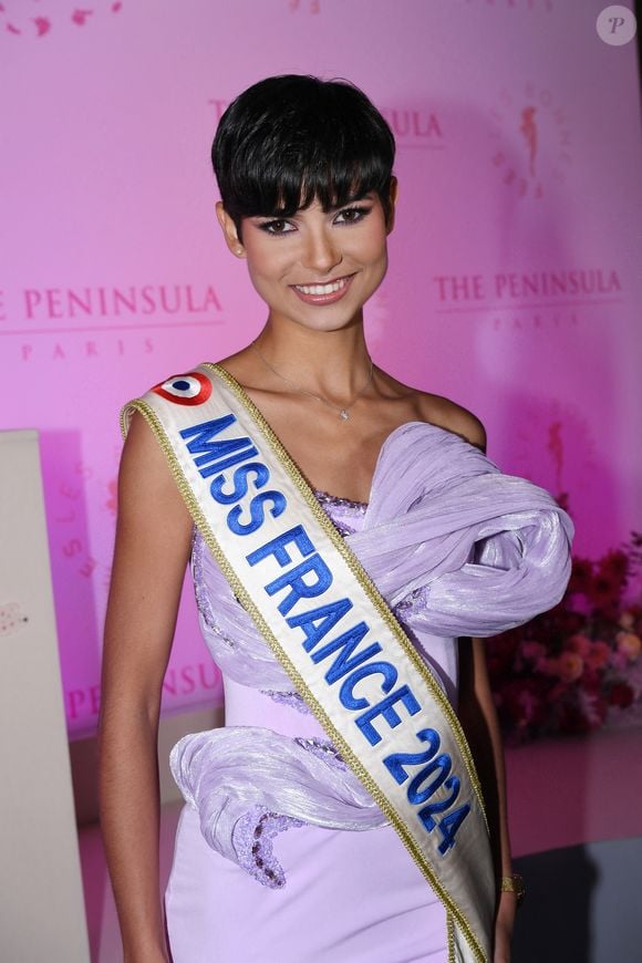 Eve Gilles (Miss France 2024) - Photocall du 5ème gala de charité de l'association "Les Bonnes Fées" à l'occasion de la campagne mondiale "Octobre Rose" à l'hôtel Peninsula, Paris le 3 octobre 2024. A l'occasion de la campagne mondiale "Octobre Rose", l'hôtel Peninsula Paris lance son programme caritatif "Peninsula in Pink", dont les bénéfices seront reversés à l'association "Les Bonnes Fées". © Rachid Bellak/Bestimage