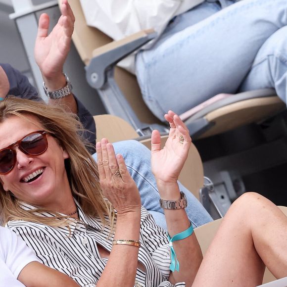 Sarah Poniatowski (Lavoine) avec son compagnon Roschdy Zem et son fils Roman dans les tribunes lors des Internationaux de France de Tennis de Roland Garros 2025. Paris, le 1er Juin 2025. © Dominique Jacovides/Bestimage
