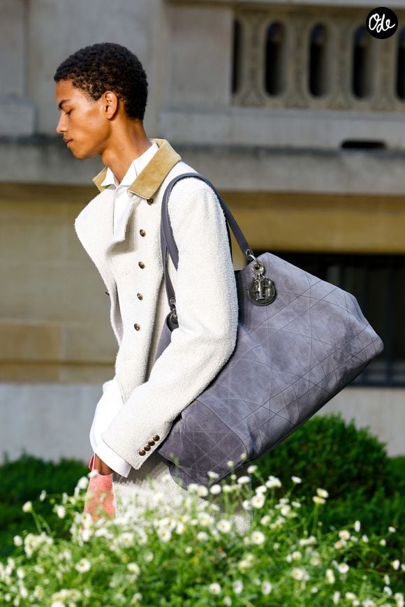 Jonathan Anderson s’est inspiré du principe musical du sampling pour réinventer les codes de Dior.

Défilé de mode Dior Homme Prêt à Porter Collection Homme Printemps/Été 2027 lors de la Fashion Week de Paris, France, le 24 juin 2026. © Bestimage