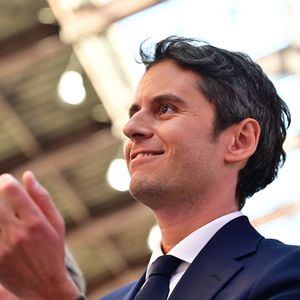 Gabriel Attal lors d'une réunion du parti Renaissance à la Cité du Cinéma à Saint-Denis le 6 avril 2025.

© Christian Liewig / Bestimage