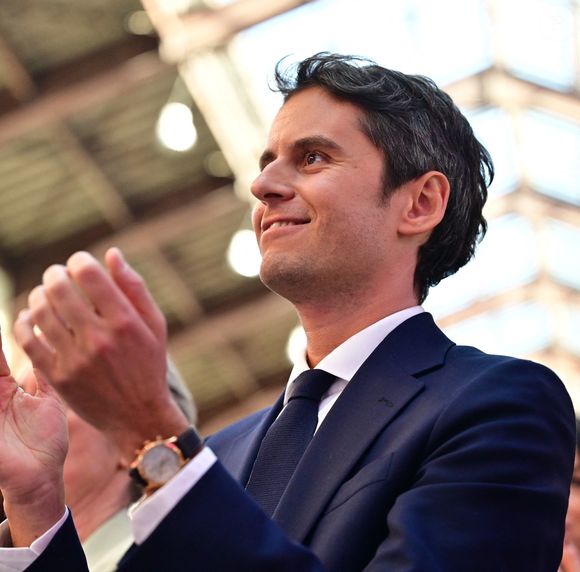 Gabriel Attal lors d'une réunion du parti Renaissance à la Cité du Cinéma à Saint-Denis le 6 avril 2025.

© Christian Liewig / Bestimage