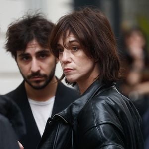 Mais plus d'un an plus tard rien ne va plus

Charlotte Gainsbourg et son fils Ben Attal lors de la cérémonie de dévoilement de la plaque "Maison des Illustres" de la Maison Gainsbourg à Paris, France, le 2 avril 2024. © Christophe Clovis/Bestimage